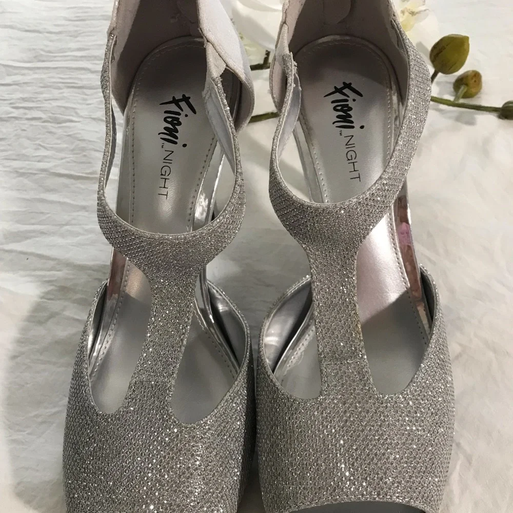 FIONI NIGHT 4 inch high heels, silver, size 7.5, single use. - Picture 7 of 9